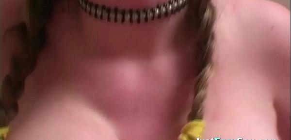 Get a Close Up of Teen Cleavage